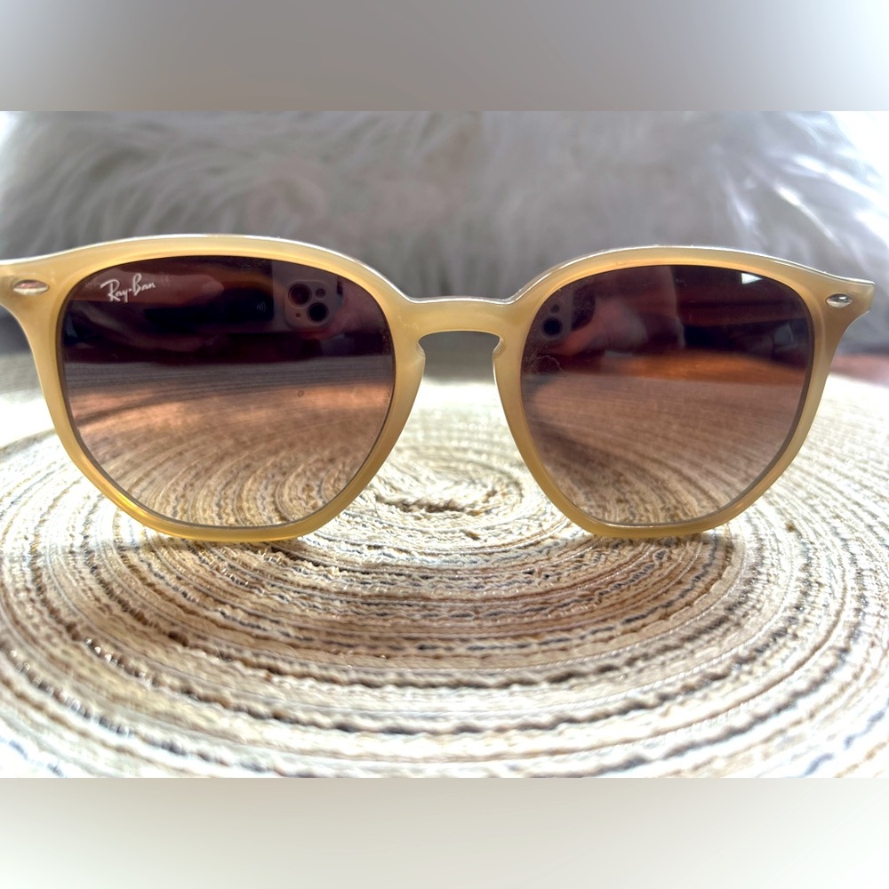 ☀️Ray - Ban RB4259 Polished Beige frame